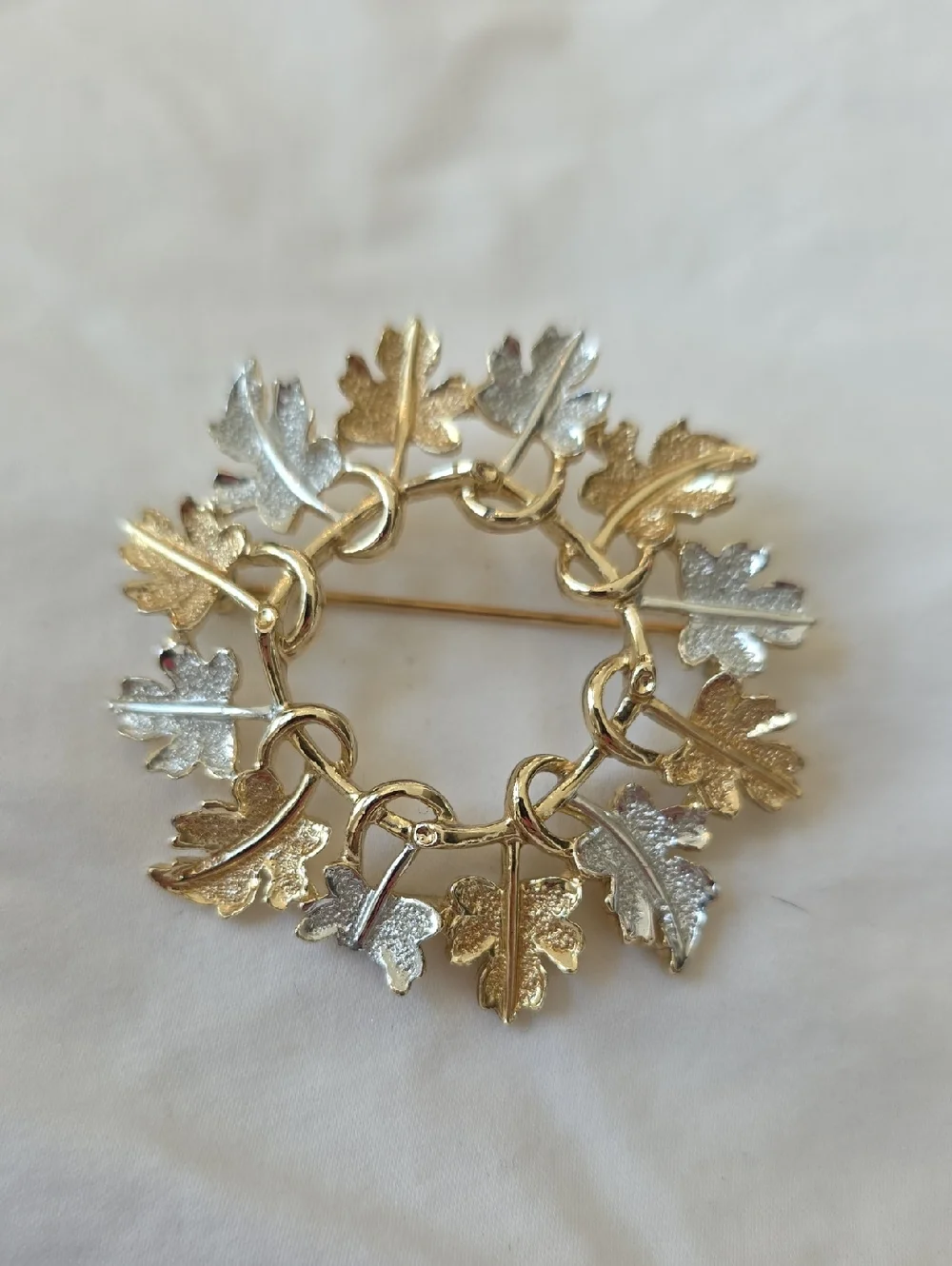 Sarah Coventry Vintage Granny 1960s Two-Tone Gold and Silver Leaf Wreath Brooch
